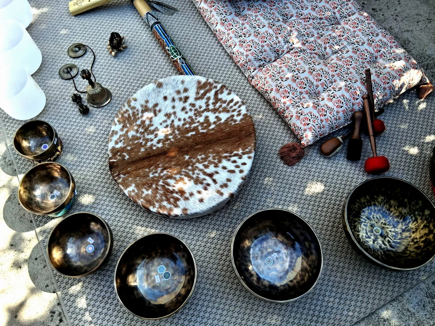 Instrumentos de sound healing — taças tibetanas e de cristal, gongo, tambor xamânico
